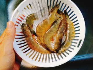 咖喱鸡鲜虾炒面,明虾用流动水冲洗干净，