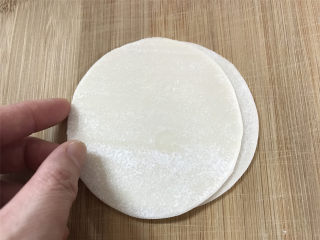 饺子皮版鸡蛋灌饼,取2张饺子皮，重叠起来。