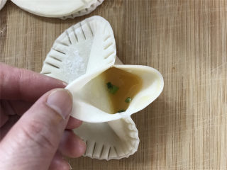 饺子皮版鸡蛋灌饼,最后留出一个小口，把鸡蛋液用勺子加入到饺子皮口袋里。