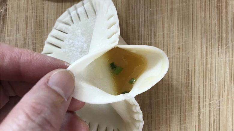 饺子皮版鸡蛋灌饼,最后留出一个小口，把鸡蛋液用勺子加入到饺子皮口袋里。