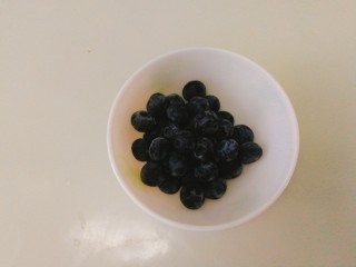 夏季凉饮--坚果炒酸奶,今天加的是蓝莓，水果可以随意加哈。