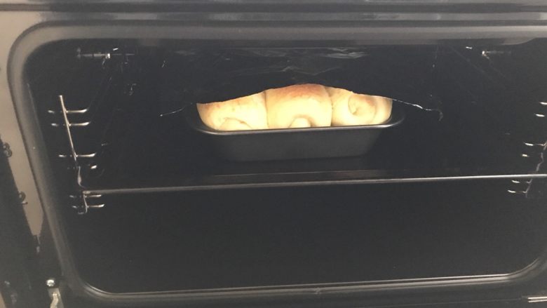 吐司卷•香甜拉丝超柔软,烤箱165度18分钟左右。请根据自己的烤箱来调整温度和时间。或者160度烤35分钟左右。温度低时间就长一些，温度高时间短一点并且最好再烤的时候放一碗水增加烤箱内湿度，使面包组织更加柔软。烤到表面颜色满意了要加盖锡纸继续烤一会。