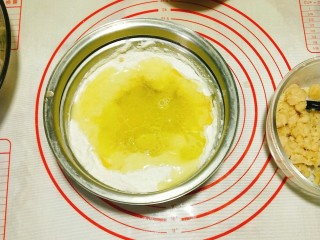 绿豆饼,植物油和水加入面粉中，做成水油面