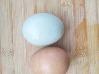 洋葱炒鸡蛋,取两枚鸡蛋。