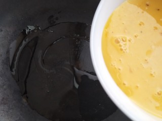 洋葱炒鸡蛋,油热后倒入蛋液。