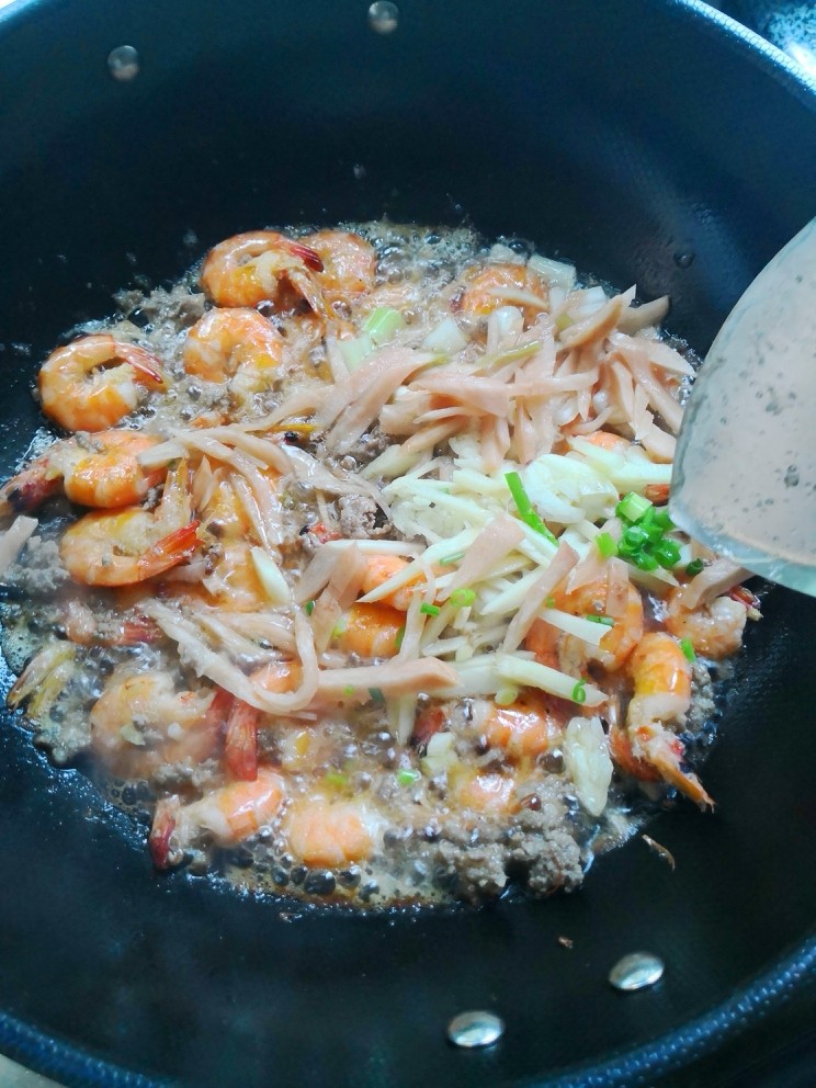 泡菜虾,加入泡萝卜、葱姜蒜翻炒