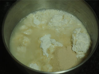 冬瓜牛肉水煎包,面粉、酵母粉、水、糖、盐放入厨师机