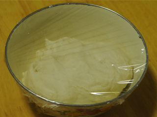 冬瓜牛肉水煎包,将面团覆盖上保鲜膜，放入冰箱冷藏发酵