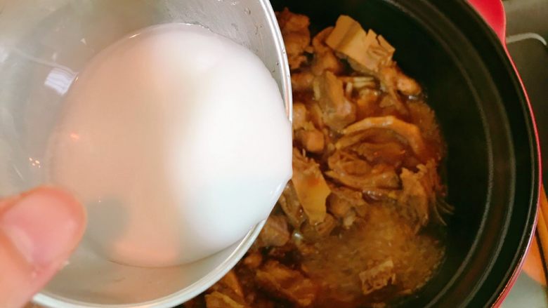 鸭肉煲,最后半汤匙生粉兑水后加入勾芡。拌匀。