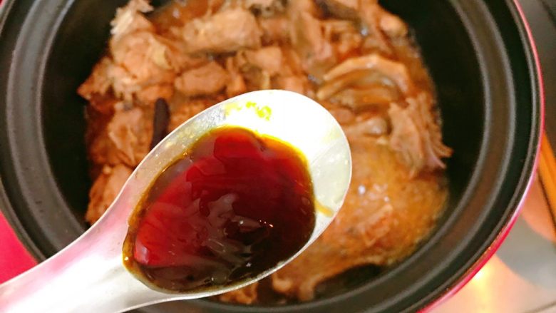 鸭肉煲,加入半汤匙蚝油。