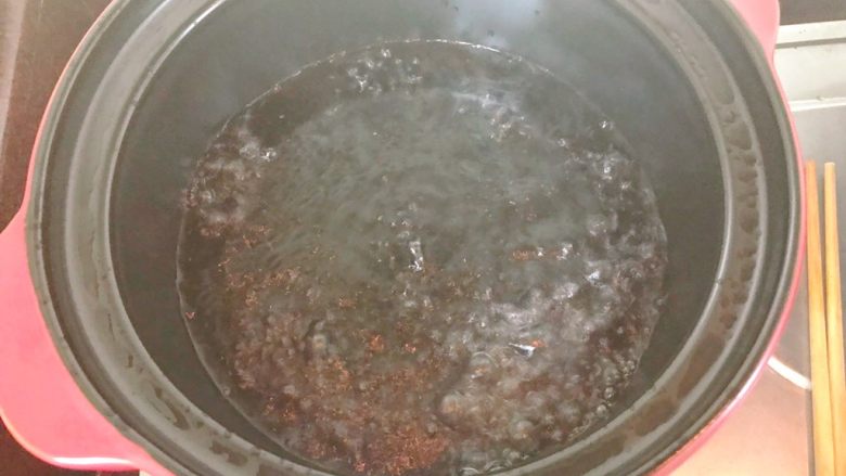 鸭肉煲,另起一砂锅，煮开水。