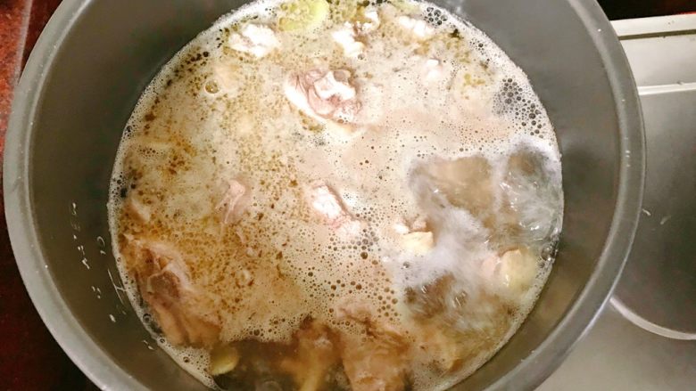 鸭肉煲,水开马上关火。(鸭肉要和冷水煮开，不能兑开水哦。不然肉质就会收缩)。