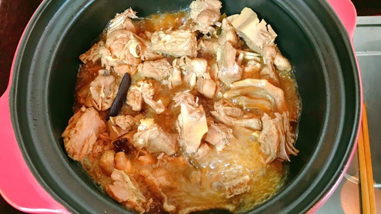 鸭肉煲,约35分钟后汤汁渐少。