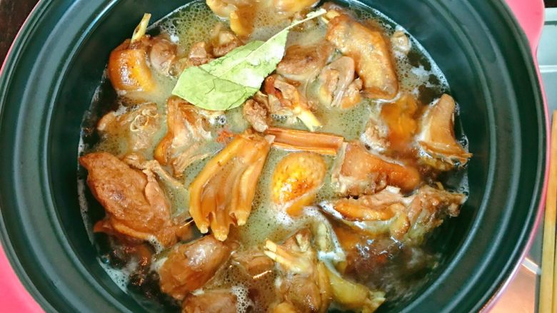 鸭肉煲,加入炒好的鸭肉，把香叶、桂皮、八角一起加入。盖上锅盖焖煮。大火煮开后转用中火煮。