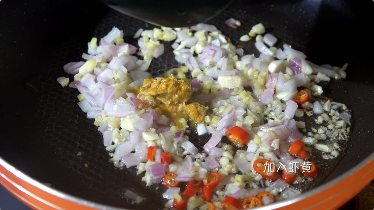 小龙虾泡饭,倒入虾黄和小米辣