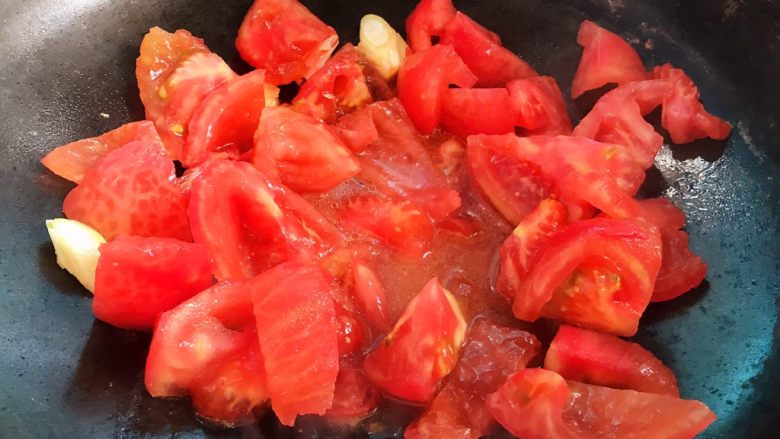 番茄黄豆炖牛腩,放入西红柿大火翻炒出汤汁