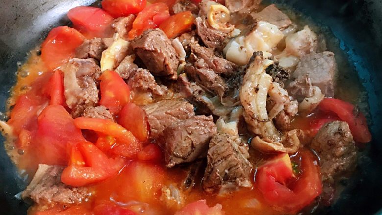 番茄黄豆炖牛腩,倒入原汁原味的牛腩肉肉和汤汁炖10分钟左右