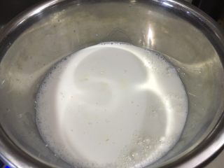 脆皮炸鲜奶～超好吃,加入玉米淀粉和白砂糖40g一起拌匀