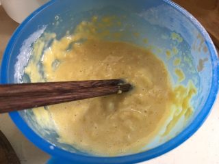 脆皮炸鲜奶～超好吃,准备一个盆子,打入鸡蛋1个,低筋面粉70g,泡打粉1g,水30g,白砂糖10g,混合搅打成糊