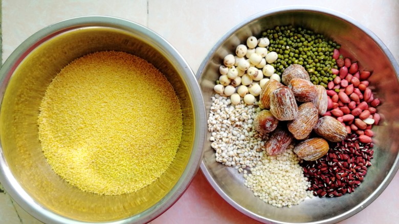 杂豆蜜枣小米粽,首先准备好各种材料（小米要选用糯黄小米，不是普通的小米哦，就好像大米和糯米的区别一样）。