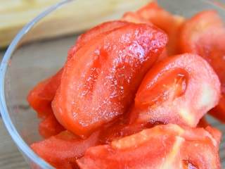 番茄炒蛋—无数人走进厨房的第一道菜,番茄去皮切块备用。