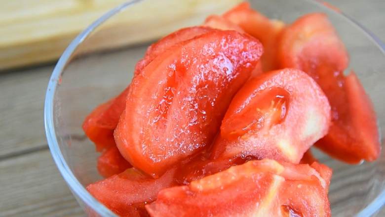 番茄炒蛋—无数人走进厨房的第一道菜,番茄去皮切块备用。