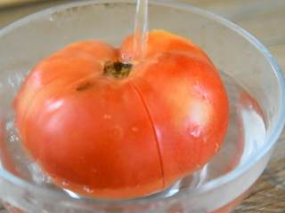 番茄炒蛋—无数人走进厨房的第一道菜,番茄表面划十字刀，开水浸泡片刻