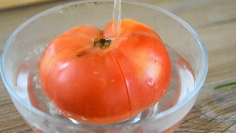 番茄炒蛋—无数人走进厨房的第一道菜,番茄表面划十字刀，开水浸泡片刻