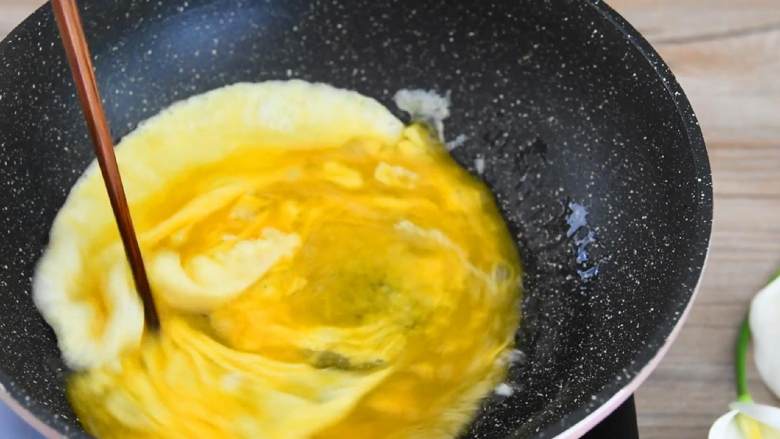 番茄炒蛋—无数人走进厨房的第一道菜,油温6成热倒入蛋液，大火轻轻滑散。