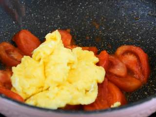 番茄炒蛋—无数人走进厨房的第一道菜,再倒入鸡蛋炒匀。
