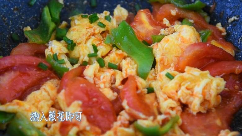 番茄炒蛋—无数人走进厨房的第一道菜,撒入葱花即可。