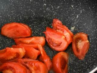 番茄炒蛋—无数人走进厨房的第一道菜,加少许油烧热，倒入番茄快速煸炒，炒出少许番茄汁