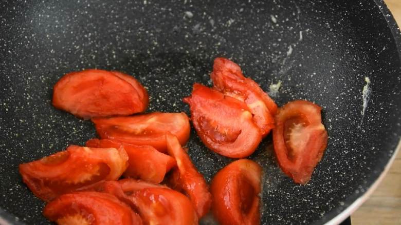 番茄炒蛋—无数人走进厨房的第一道菜,加少许油烧热，倒入番茄快速煸炒，炒出少许番茄汁