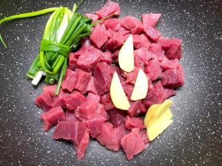 咖喱牛肉,把牛肉放入锅里，放入姜片和葱结