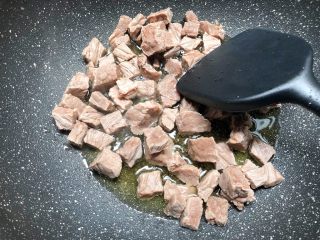 咖喱牛肉,热锅热油，放入牛肉翻炒一下