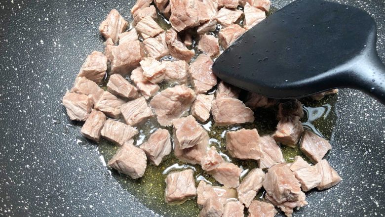 咖喱牛肉,热锅热油，放入牛肉翻炒一下