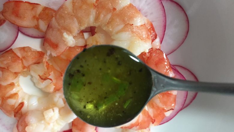 樱桃萝卜&北美对虾,调料汁浇虾上
