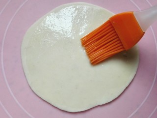 饺子皮葱油饼,表面刷油
