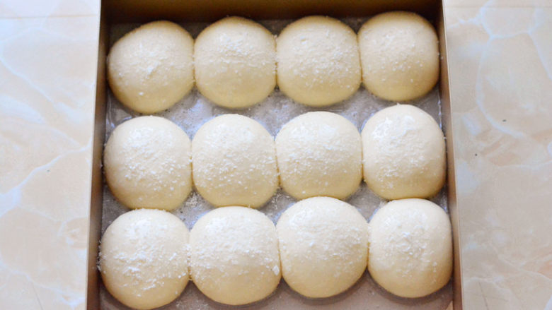 椰香泡浆面包,均匀的倒在发酵好的面包上面，表面撒适量椰蓉