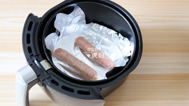 爆浆香肠吐司卷,香肠去掉包装袋放入空气炸锅炸篮里200度烤8-10分钟；
