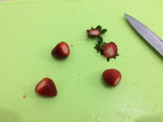 自制草莓酱,洗干净的草莓，用刀切去草莓蒂