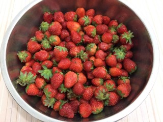 自制草莓酱,准备草莓