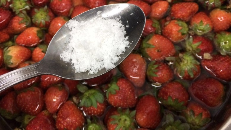 自制草莓酱,将草莓坏的挑出，好的放入盆中，加入少许盐和水浸泡十分钟，然后用水冲洗干净