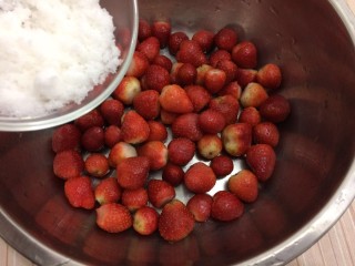 自制草莓酱,按一层草莓一层白糖的顺序，全部放完