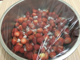自制草莓酱,盖上保鲜膜放入冰箱腌制一晚上