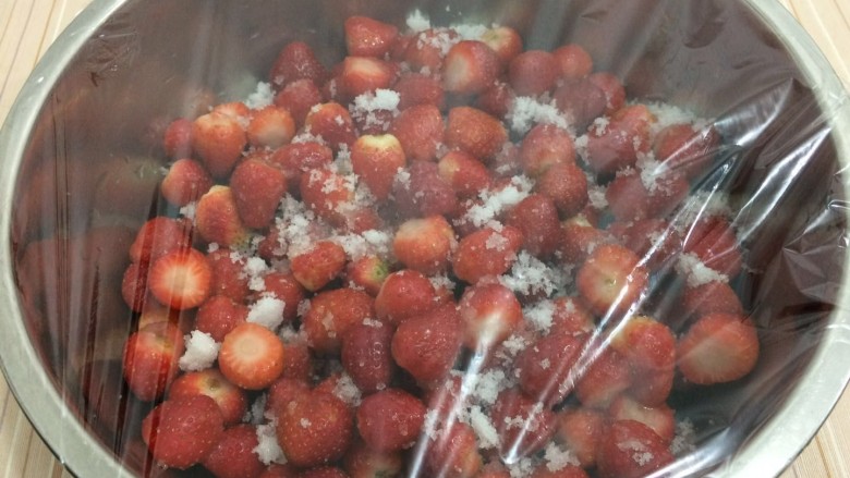 自制草莓酱,盖上保鲜膜放入冰箱腌制一晚上