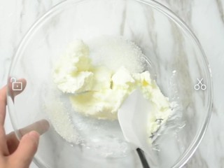 奥利奥芝士冰激凌,加入奶油奶酪100g和15g白砂糖，用刮刀均匀搅拌开；