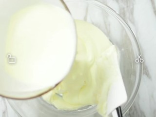 奥利奥芝士冰激凌,之前打发的淡奶油分两次倒入奶油奶酪中，搅拌均匀