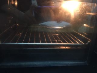 hello Kitty芝士蛋糕,烤箱提前160度预热，烤盘中倒入8分满的温水