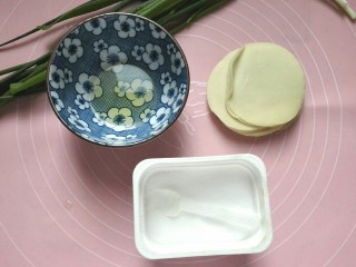 饺子皮葱油饼,准备食材，小葱洗净